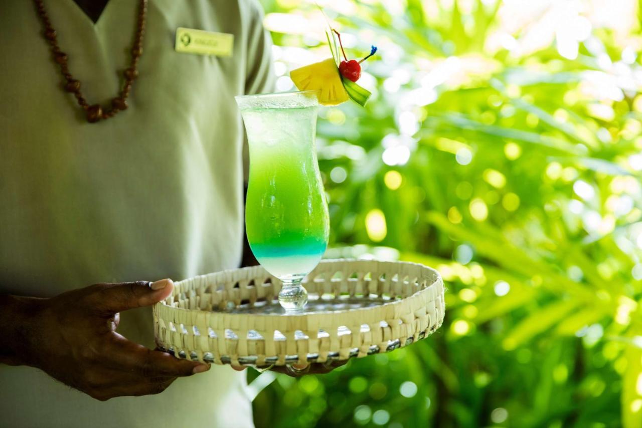 קורוטוגו Outrigger Fiji Beach Resort מראה חיצוני תמונה A server holding a tray