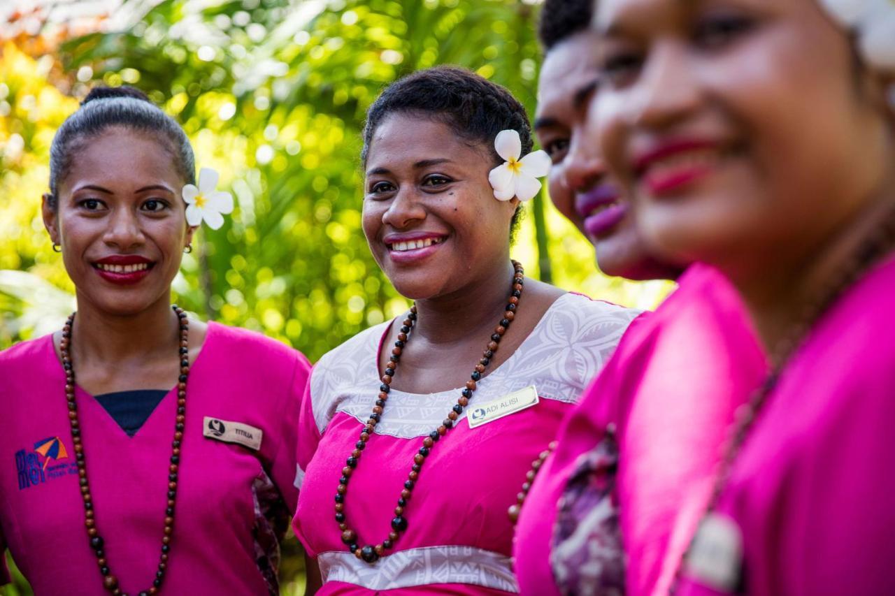 קורוטוגו Outrigger Fiji Beach Resort מראה חיצוני תמונה A group of Dominican women