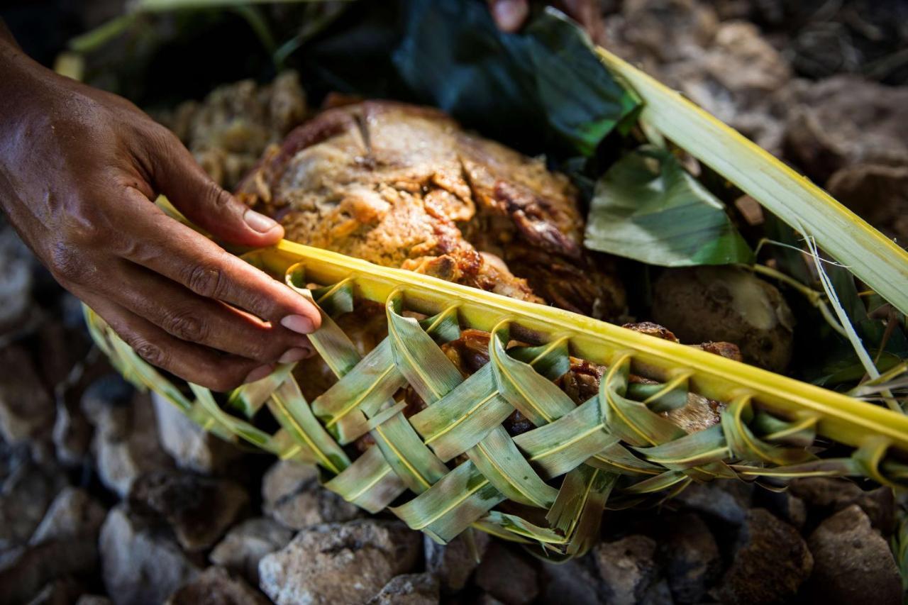 קורוטוגו Outrigger Fiji Beach Resort מראה חיצוני תמונה Kava being prepared in Fiji