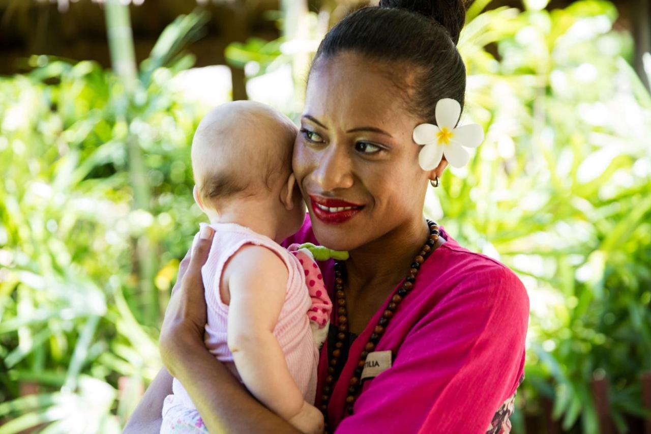 קורוטוגו Outrigger Fiji Beach Resort מראה חיצוני תמונה A mother and child in Samoa