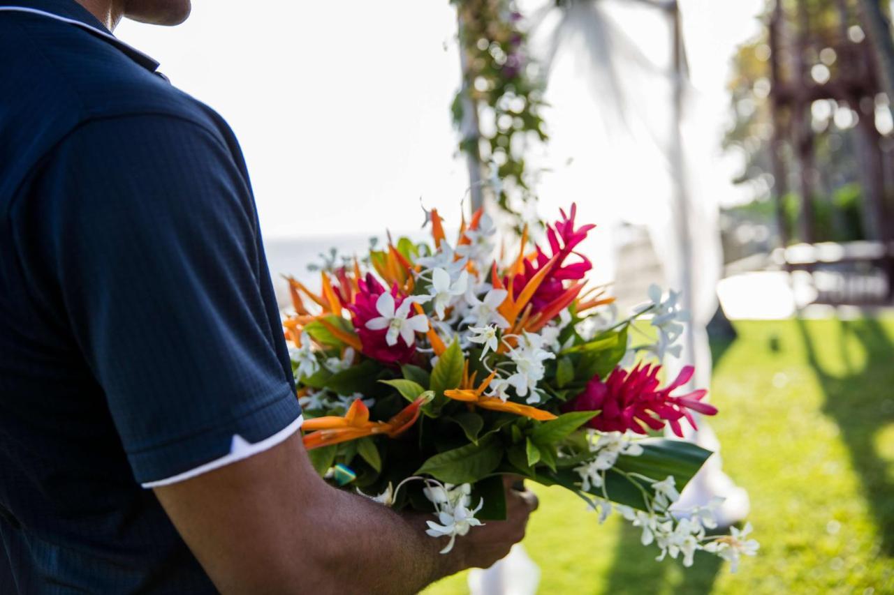 קורוטוגו Outrigger Fiji Beach Resort מראה חיצוני תמונה A bouquet of tropical flowers