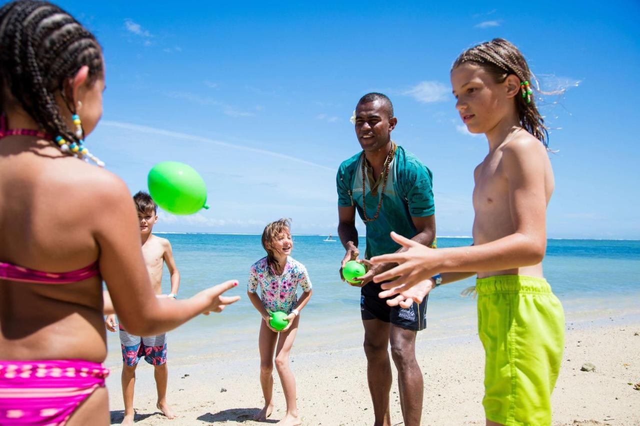 קורוטוגו Outrigger Fiji Beach Resort מראה חיצוני תמונה Children playing with beach balls