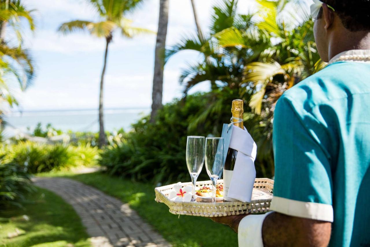 קורוטוגו Outrigger Fiji Beach Resort מראה חיצוני תמונה A butler at the Four Seasons Resort Maldives at Landaa Giraavili
