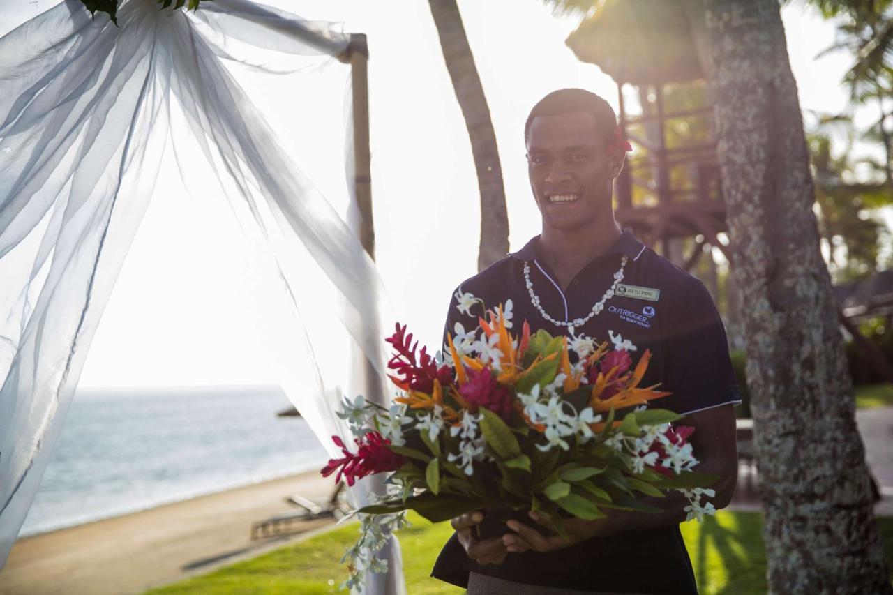 קורוטוגו Outrigger Fiji Beach Resort מראה חיצוני תמונה A staff member at the Four Seasons Resort Maldives at the Landaa Giraavaru