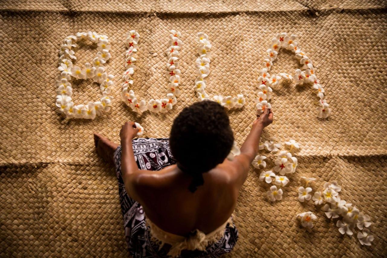 קורוטוגו Outrigger Fiji Beach Resort מראה חיצוני תמונה A Samoan woman weaving a tapa