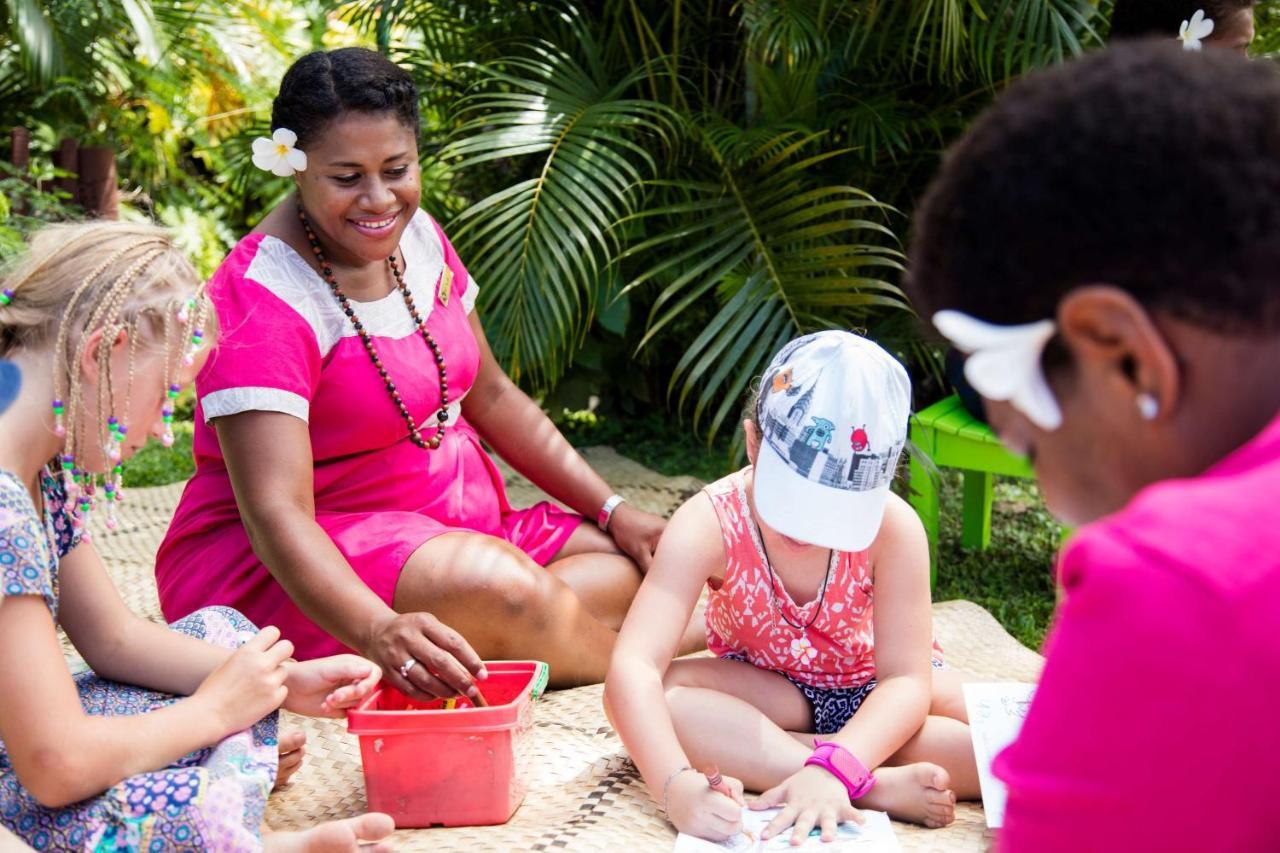 קורוטוגו Outrigger Fiji Beach Resort מראה חיצוני תמונה A woman from the Seychelles with children