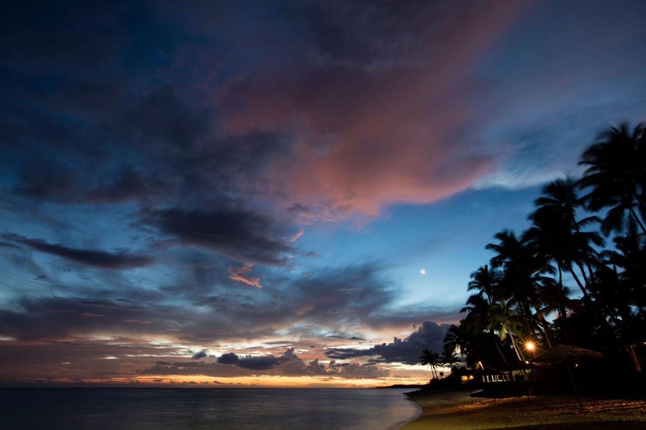 קורוטוגו Outrigger Fiji Beach Resort מראה חיצוני תמונה Sunset at the beach