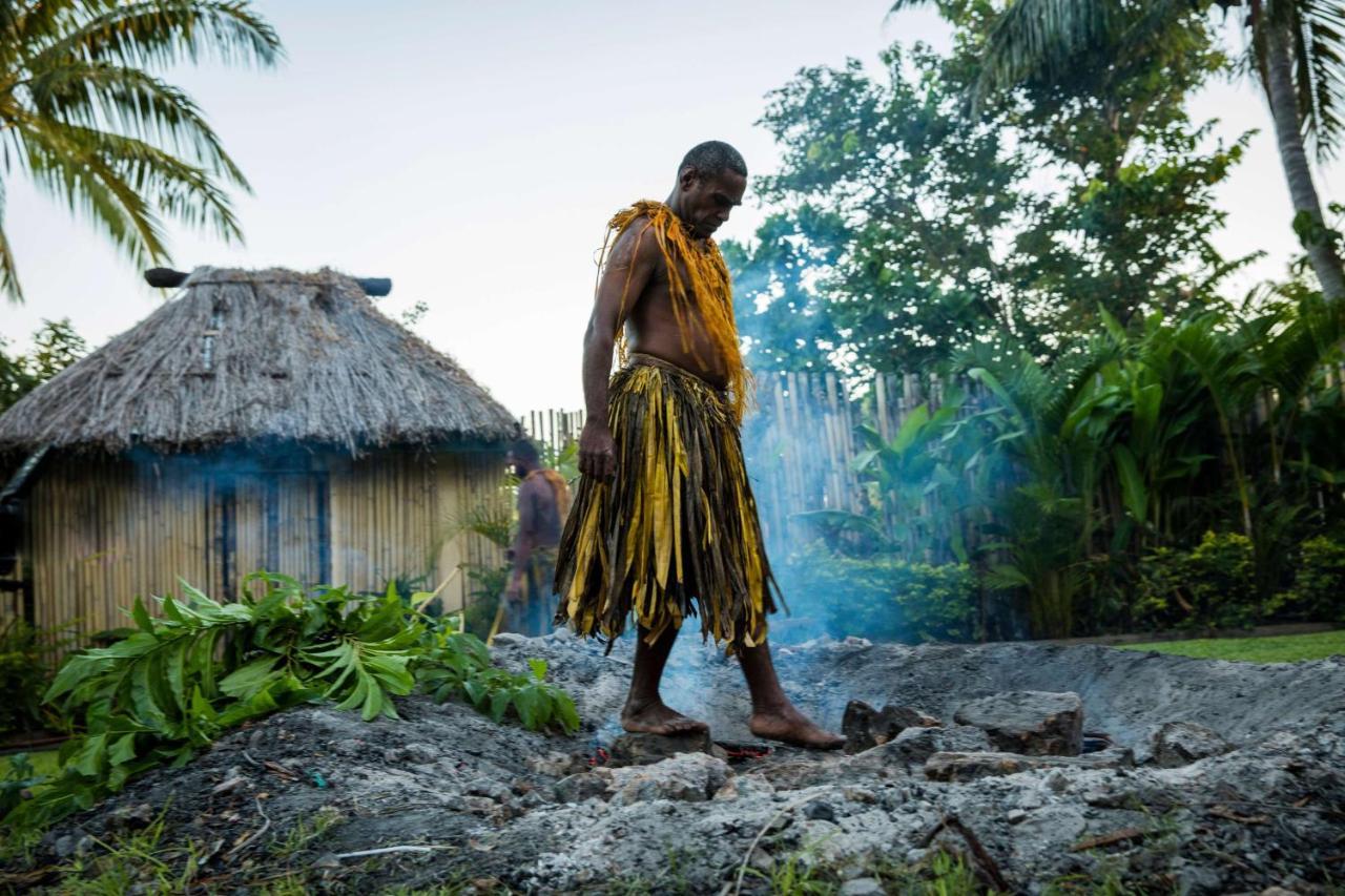 קורוטוגו Outrigger Fiji Beach Resort מראה חיצוני תמונה A man from the village of Malu'a Satu, on the island of American Samoa