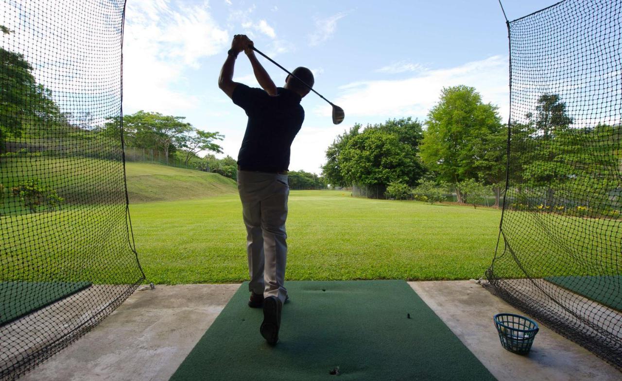קורוטוגו Outrigger Fiji Beach Resort מראה חיצוני תמונה A golfer practicing at a driving range