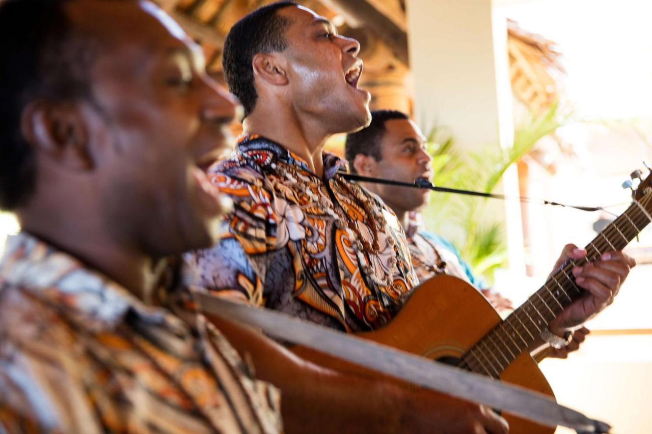 קורוטוגו Outrigger Fiji Beach Resort מראה חיצוני תמונה Musicians at the 2011 conference