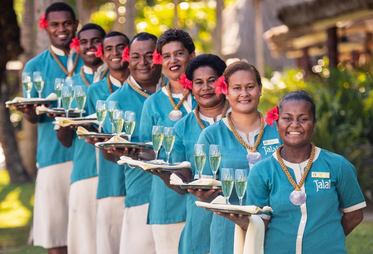 קורוטוגו Outrigger Fiji Beach Resort מראה חיצוני תמונה Staff at the resort