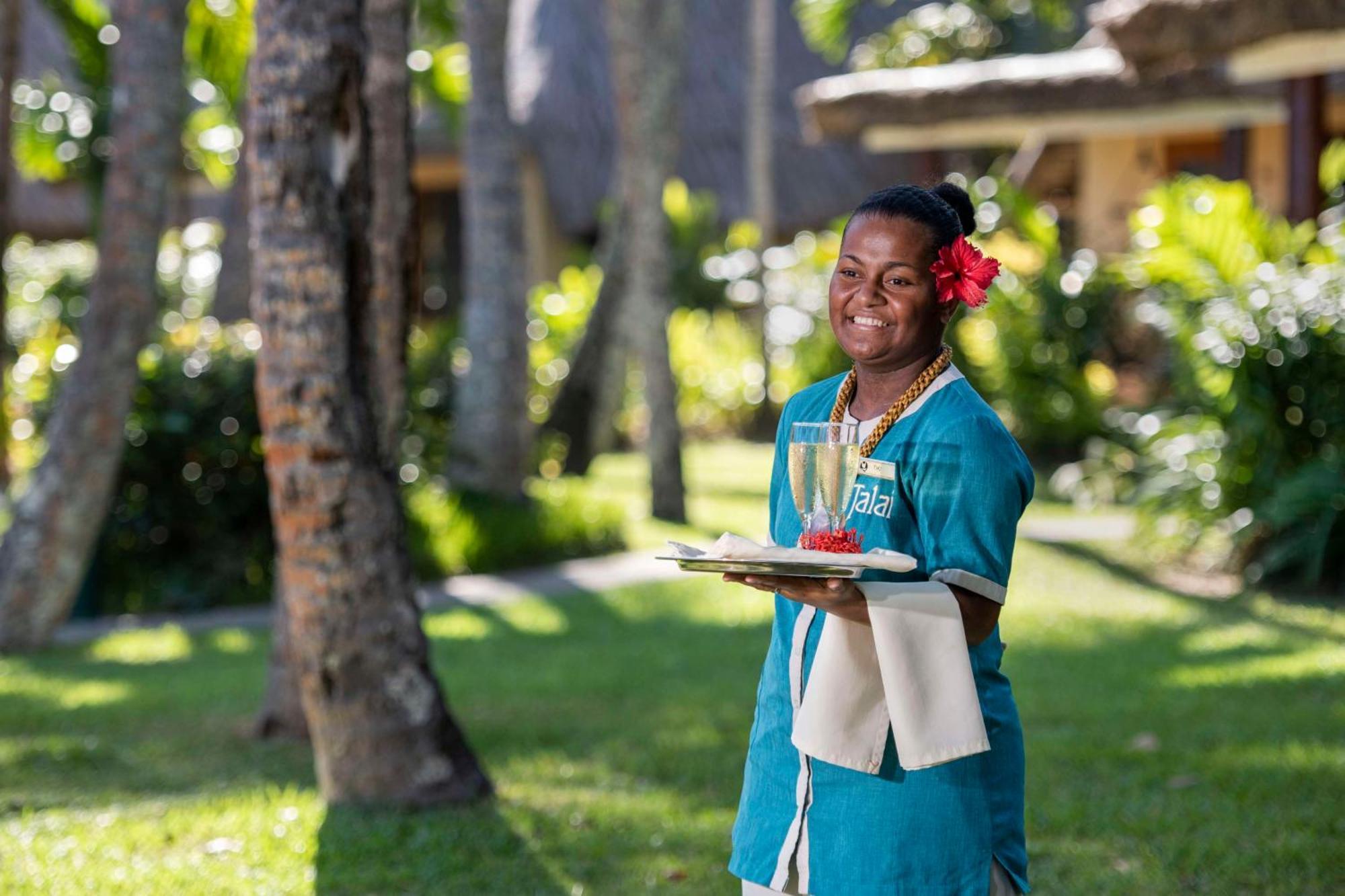 קורוטוגו Outrigger Fiji Beach Resort מראה חיצוני תמונה A hotel staff in Mauritius