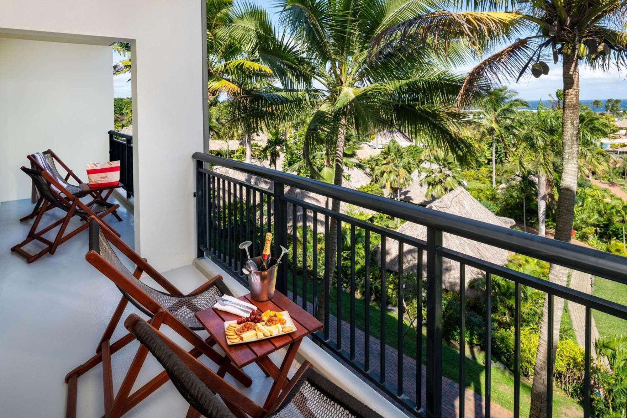 קורוטוגו Outrigger Fiji Beach Resort מראה חיצוני תמונה A balcony