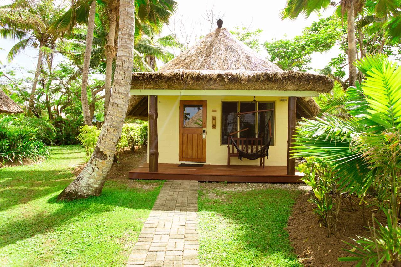 קורוטוגו Outrigger Fiji Beach Resort מראה חיצוני תמונה A bungalow at the resort